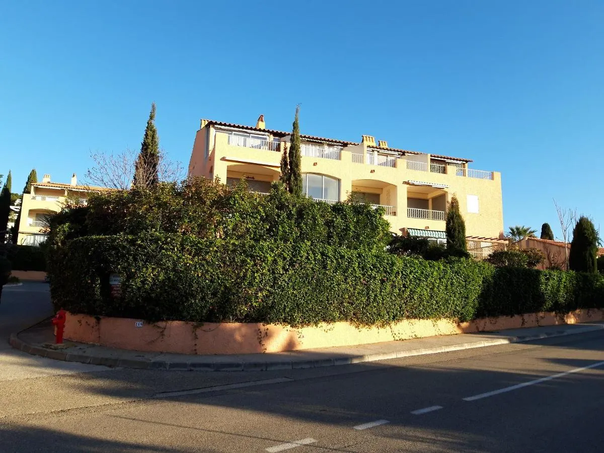 T2, Jardin, Veranda Chambre, Climatisation, Parking Privatif, Proche A Pied Centre, Plage, Gare, Pour 3 Adultes Ou 2 Adultes Avec 2 Enfants location